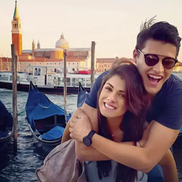 Antes de entrar a la universidad, los dos decidieron ir a pasar una temporada fuera. Ella a Florencia y él a Madrid. Aquí la pareja dando un recorrido por las góndolas de Venecia.