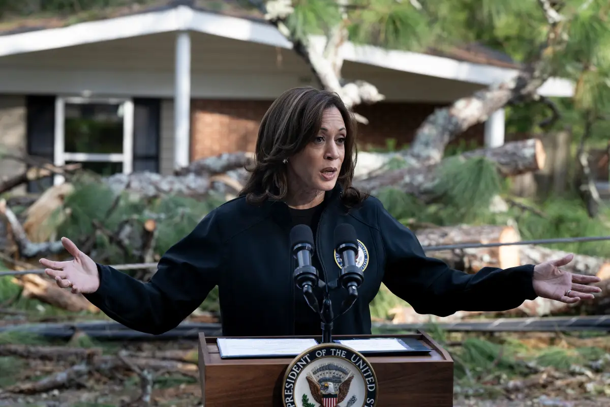 La vicepresidenta de EE. UU., Kamala Harris, habla después de evaluar los daños causados por el huracán Helene en el vecindario Meadowbrook de Augusta, Georgia, el 2 de octubre de 2024. El presidente de EE. UU., Joe Biden, y la vicepresidenta Kamala Harris, presenciaron de primera mano la devastación catastrófica provocada por el huracán Helene, mientras varios miles de socorristas se unieron a los esfuerzos para rescatar a los residentes y atender a millones de personas afectadas por la tormenta.
