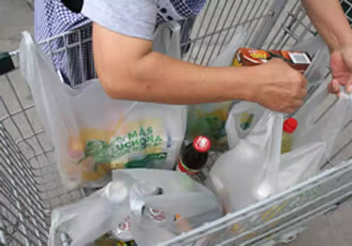 En el país se consumen 88.6 millones de bolsas diarias, de las cuales 15.4 millones corresponden al DF. (Foto: Notimex)