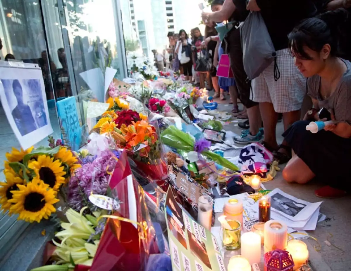Los seguidores del actor pusieron flores, fotografías y veladoras a las afueras del hotel donde falleció el actor.
