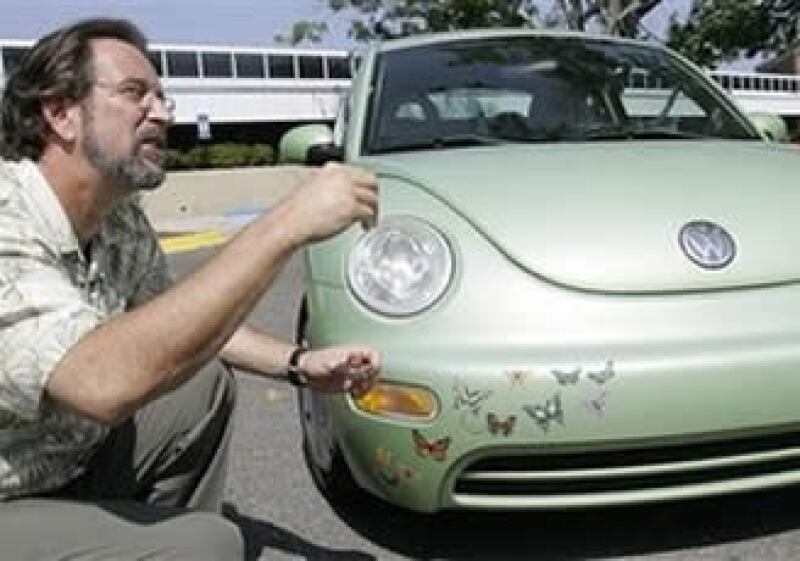 El profesor Dennis Slice analiza los rasgos de un auto Beetle, de Volkswagen. (Foto: AP)