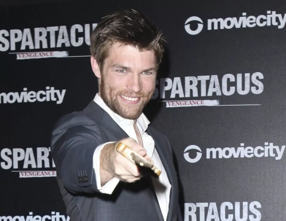 Liam McIntyre jugó con una espada durante la sesión de fotos en el hotel W del DF.