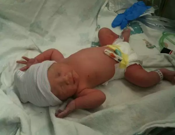 Ella es la hija de Vale, su nombre... Angélica.