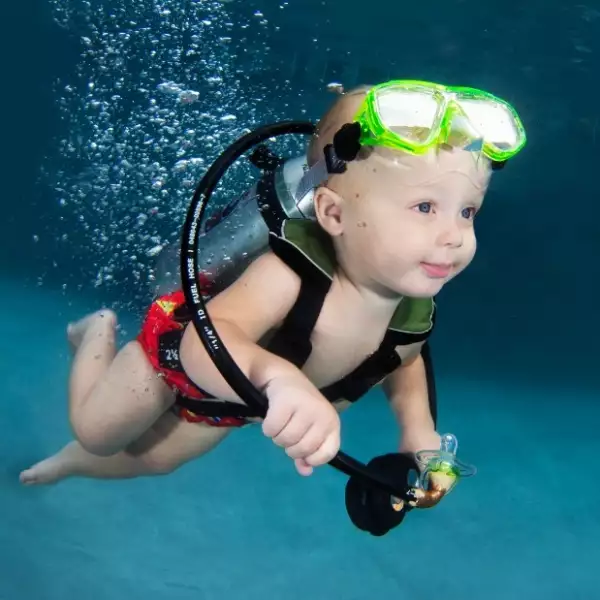 Bebés bajo el agua 2