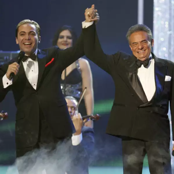 El príncipe de la canción y Cristian Castro interpretaron juntos la canción Lo pasado pasado.