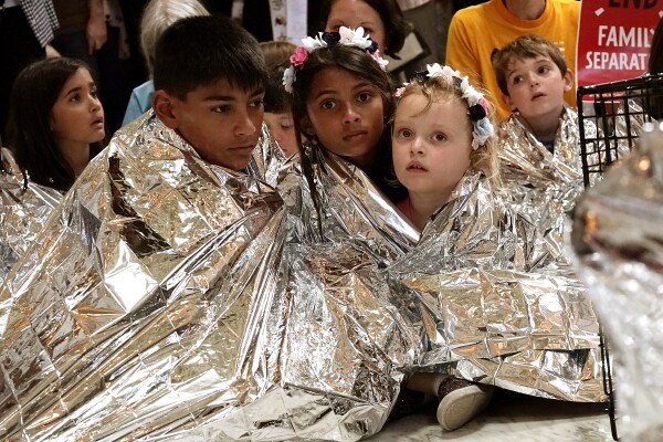 Qué pasará con los niños inmigrantes detenidos en EU?