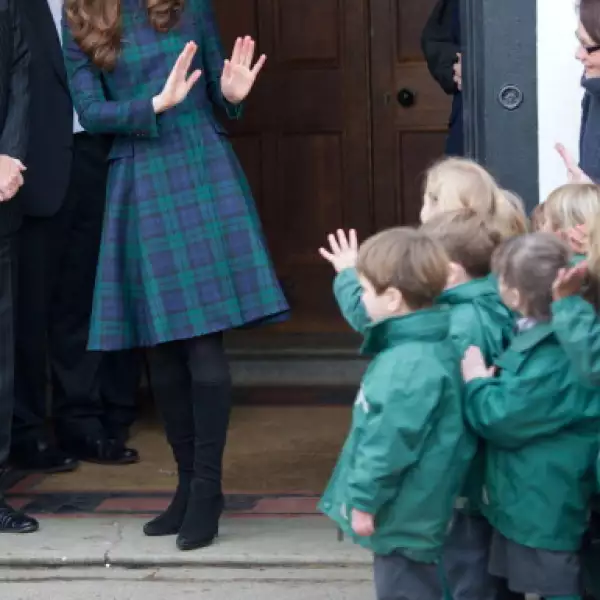 Kate saluda a un grupo de niños de kinder.