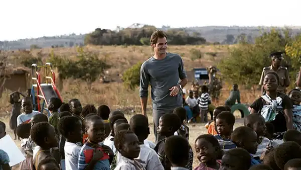 El tenista se recupera de su reciente derrota, al ser vencido en Wimbledon por Novak Djokovic, junto a niños en África, a los que su fundación apoya.
