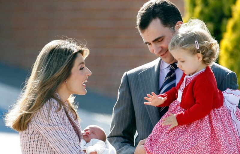Algo que ha ayudado mucho a su imagen es su papel como mamá. Aquí con Sofía recién nacida y la pequeña Leonor en 2007.