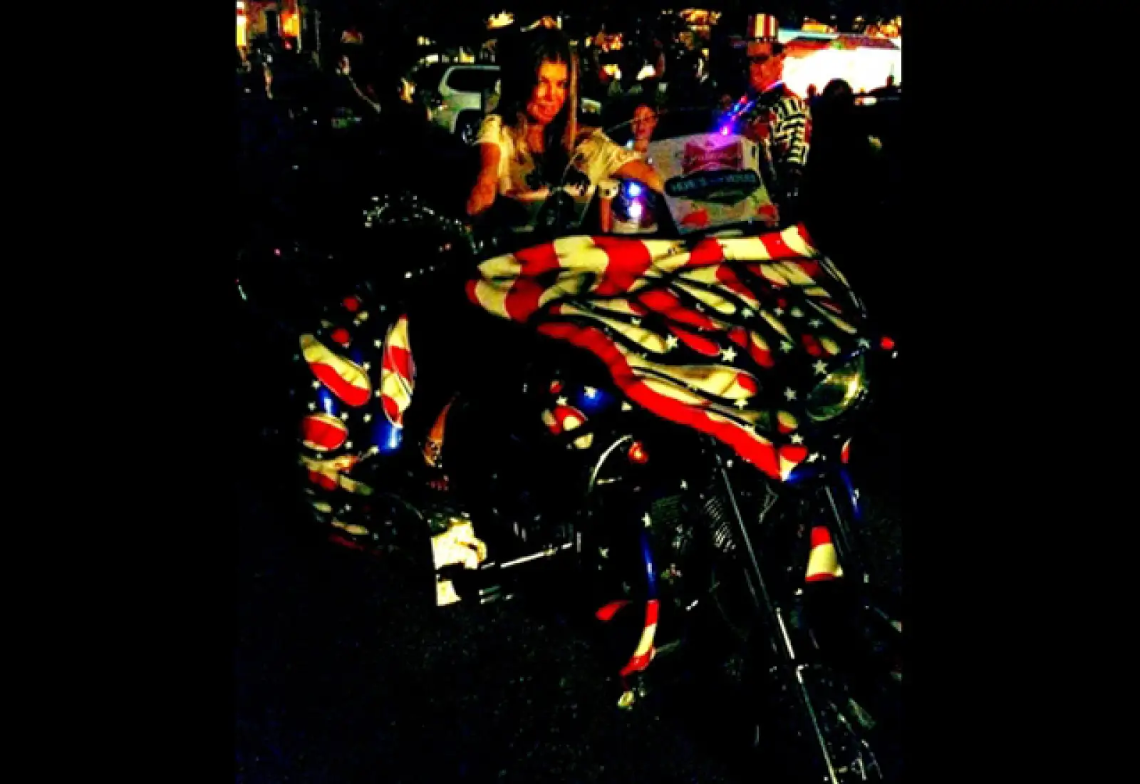 Fergie bromeó subiendose a una moto.