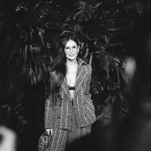 32_Demi_MOORE_CHANEL_Charles_FINCH_PreOscarsDinner_2020_LD.jpg