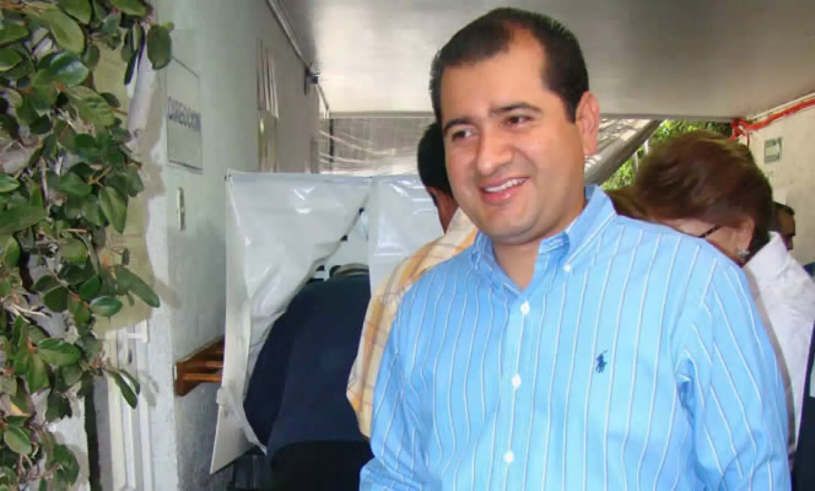 El candidato del PAN a jefe delegacional por Coyoacán, Obdulio Ávila Mayo, acudió este día a la casilla ubicada en la calle de Renato Leduc No. 109 en la colonia Bosques de Tetlameya, a emitir su voto.