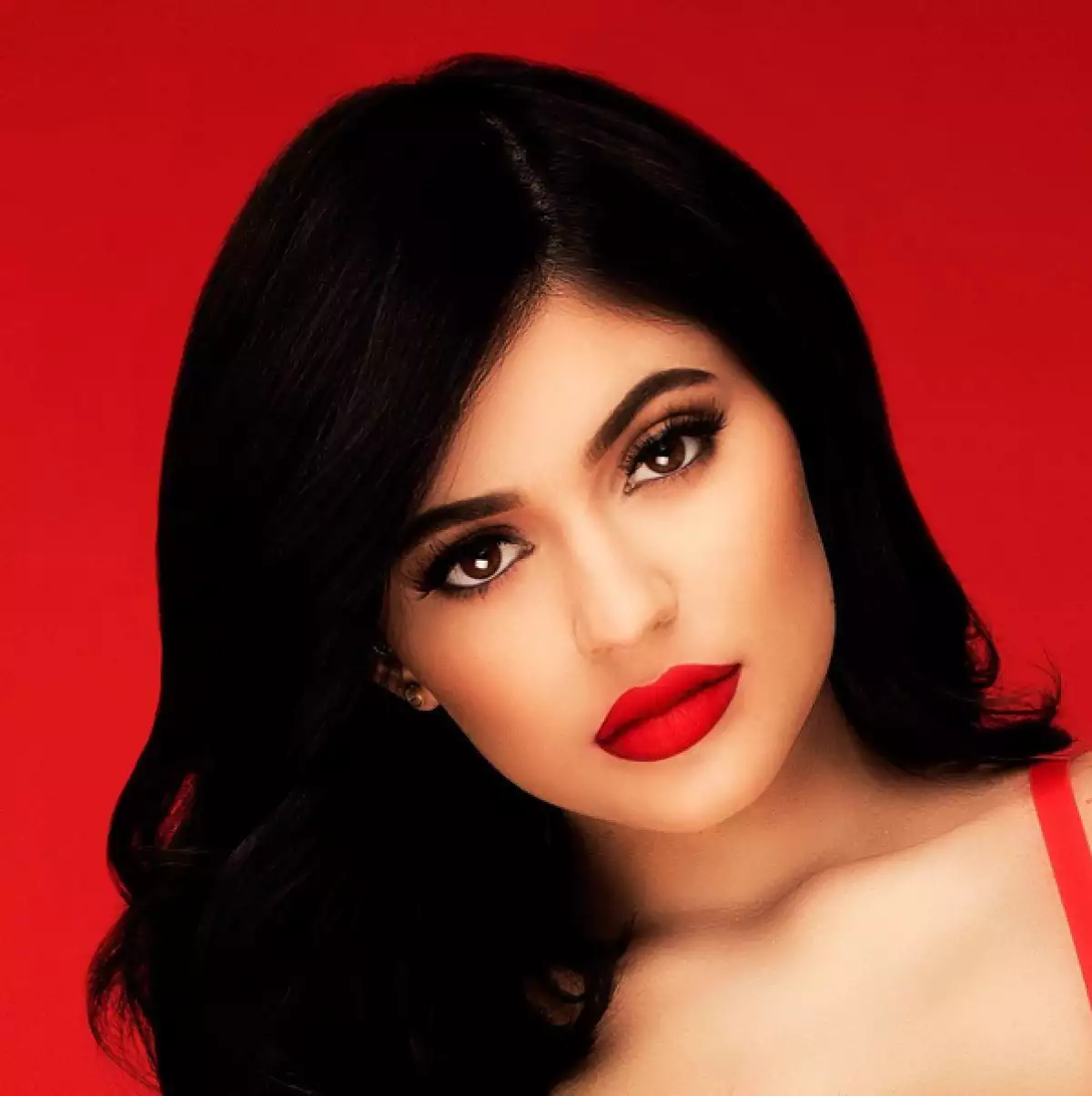 La nueva business woman ha impactado con la segunda edición de su línea de cosméticos "Kylie Cosmetics", la cual incluye nuevos colores. Te contamos todos los detalles detrás de sus productos.