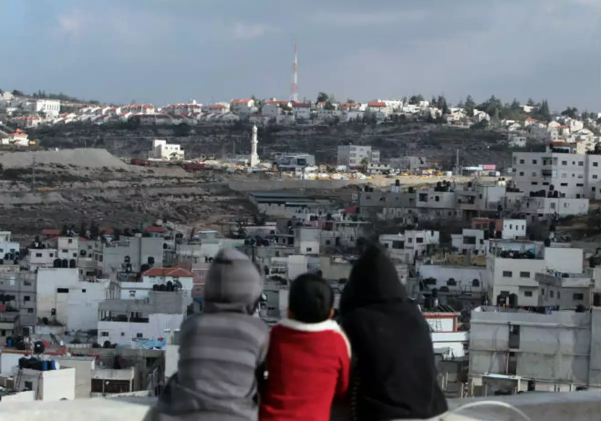 Refugiados palestinos construyen hacia arriba