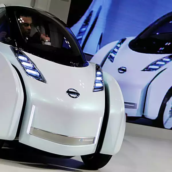 El Land Glider es un automóvil de la firma japonesa, Nissan, que se recarga al estar en movimiento, tiene un sistema que inclina el vehículo unos 17 grados para poder recorrer curvas de mejor manera.