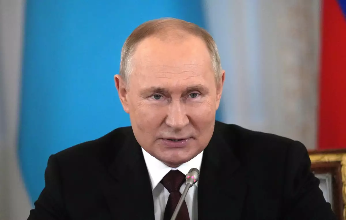 El presidente ruso Vladimir Putin atiende una reunión informal en San Petesburgo. 
