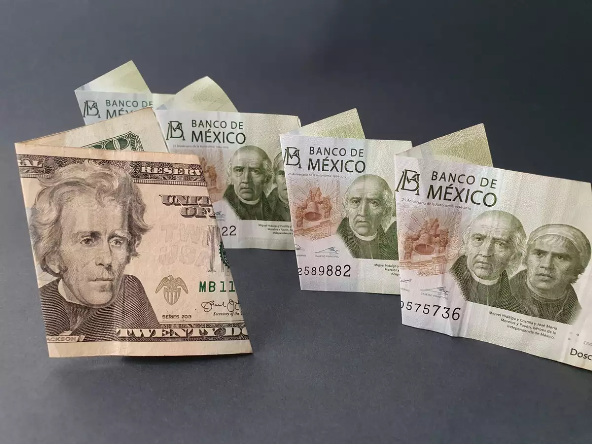 Peso pierde terreno ante fortalecimiento global del dólar