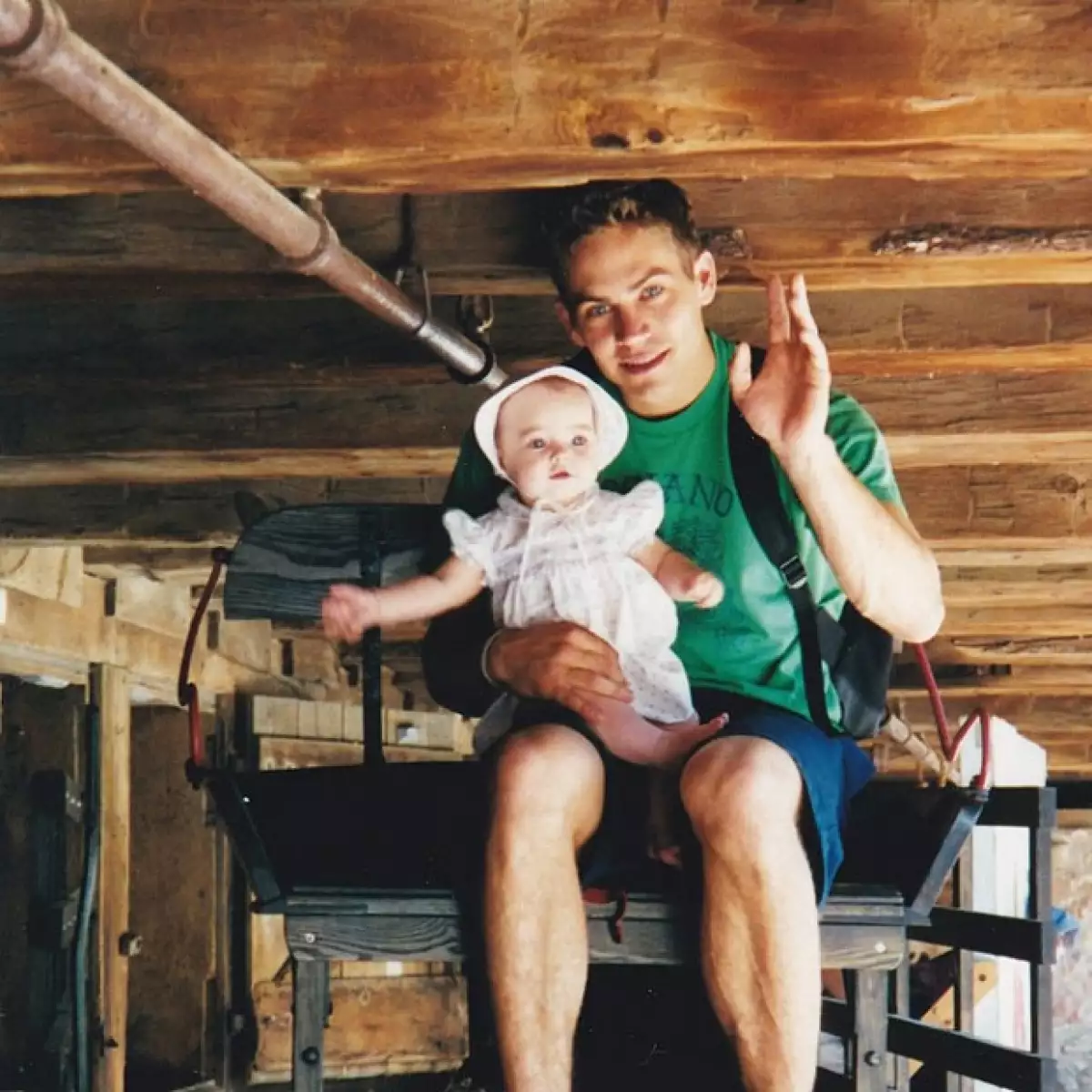 Meadow Walker, hija de 16 años del actor, publicó una foto de cuando era bebé en la cual aparece en los brazos de su padre.