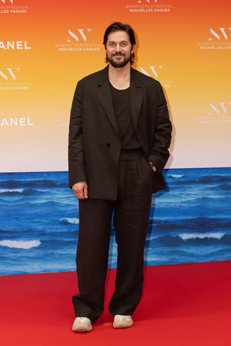 parejas vida real emily in paris