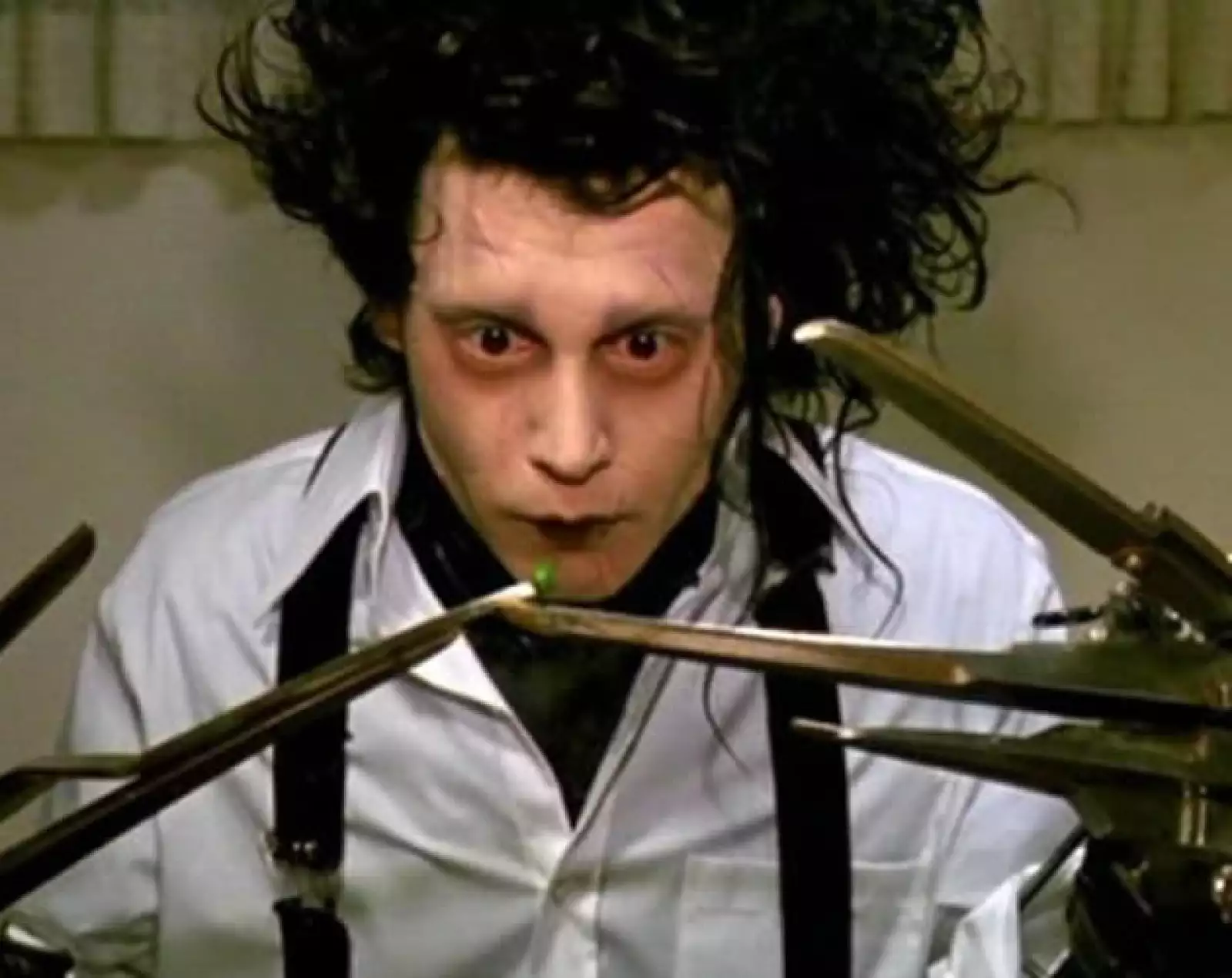 Edward es un joven creado por un científico a partir de un robot que tienen tijeran en lugar de manos. Una vendedora lo encuentra viviendo solo en un extraño castillo y decide llevarlo a su casa. A...