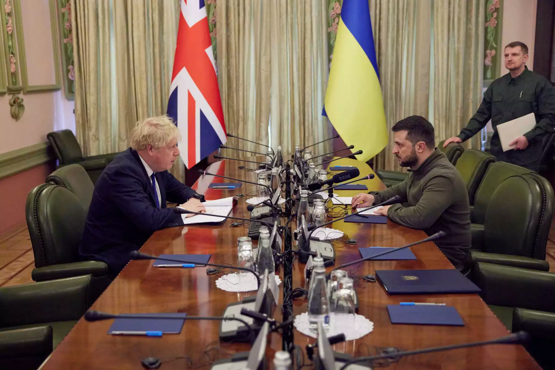 Boris Johnson y Volodimir Zelenski se reúnen en Ucrania