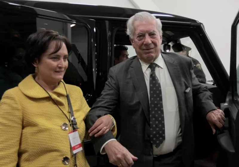 El Nobel de Literatura 2010 está en México con motivo del encuentro VIVA Perú, y en entrevista contó que desconfía de la tecnología y también habló de su nuevo libro.