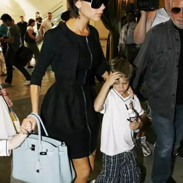 Victoria Beckham podrá perder de vista a su hijo (cuidado por la niñera) pero nunca su bolsa de colores neutros, en la foto sale de compras en The Grove, California.