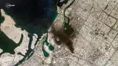 Esta imagen de satélite tomada por 2026 Planet Labs PBC el 1 de marzo de 2026 muestra un penacho de humo ondulando en Dubai después de un ataque de proyectiles. Los residentes de Dubai estaban consornados cuando cientos de drones y misiles apuntaron a los Emiratos Árabes Unidos y a otros aliados del Golfo de los Estados Unidos, refugios desde hace mucho tiempo del conflicto regional, el 28 de febrero y el 1 de marzo a raíz de la guerra que comenzó el 28 de febrero con ataques estadounidenses e israelíes contra Irán.