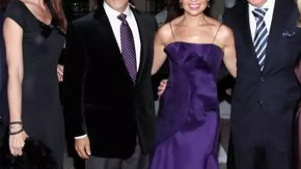 La cantante convivió este jueves con Juan Carlos y Sofía en la gala Viva España, donde les compartió anécdotas de sus viajes a España.