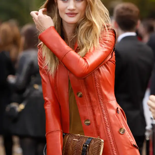 Lo modelo y actriz Rosie Huntington asistió al desfile de la firma Burberry Prosum.
