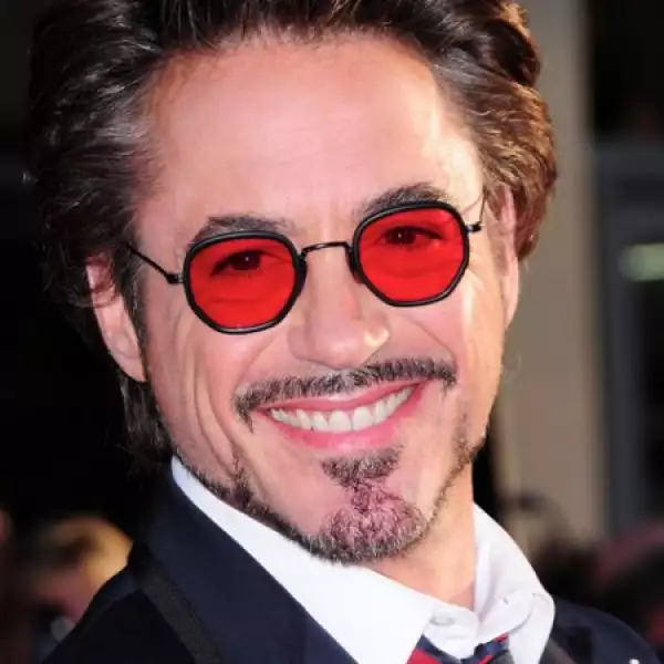 Lució este extravagante diseño en la premiere de `Iron Man 2´ que se realizó en el teatro El Capitan en Los Ángeles.