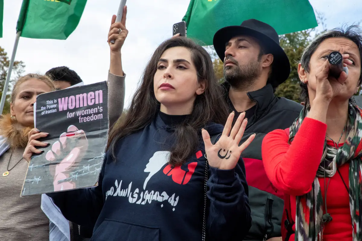 Una manifestante mientras participa en una manifestación en apoyo del pueblo iraní.