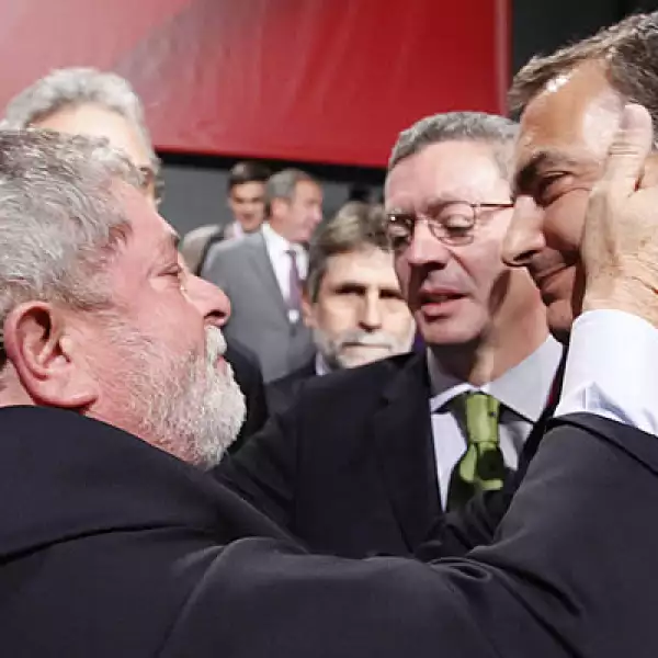 “Lula” da Silva consuela al presidente español José Luis Rodríguez Zapatero, quien promovió sin éxito a Madrid como sede de las Olimpiadas 2016. Atrás, el Alcalde Alberto Ruiz Gallardón.