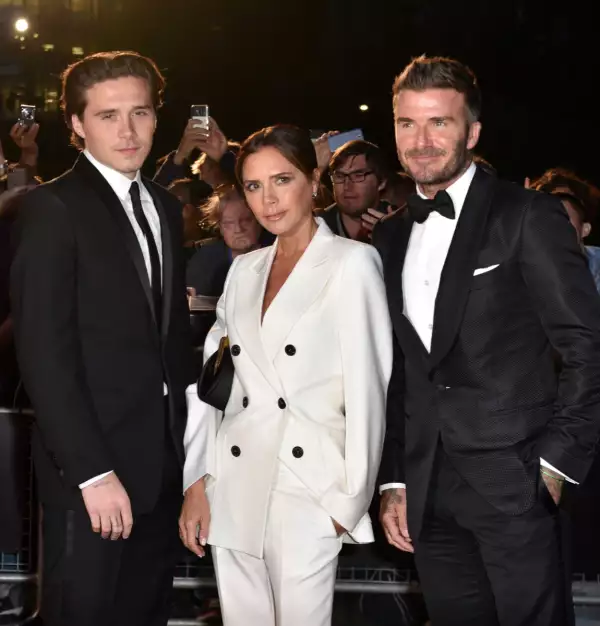 ?url=https%3A%2F%2Fcdn 3.expansion.mx%2F74%2F7a%2F158e3cbe4df19fef06b0e0016f43%2Fbrooklyn beckham millon dolares anuncio burla pleito familiar 3 Brooklyn Beckham, David y Victoria Beckham