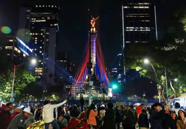 This is how the New Year was lived with Polymarchs at the Ángel de la Independencia Lights are projected from behind the Angel of Independence to celebrate the New Year in Mexico City