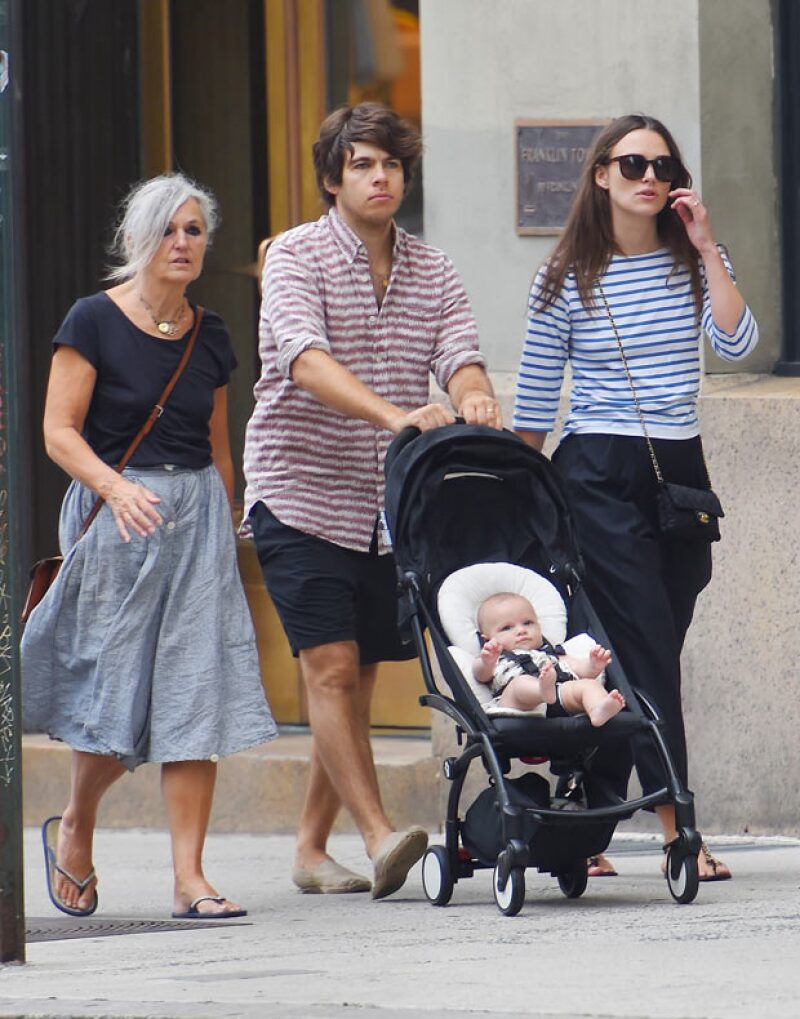 La actriz y su esposo habían mantenido a su primogénita alejada de los reflectores, pero durante un paseo por Nueva York fueron captados por los paparazzi.