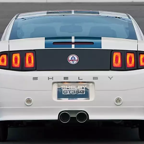 Este GT350 tiene una fascia delantera ancha, escape grande al centro de la parte trasera y marcas e insignias especiales de Shelby GT350.