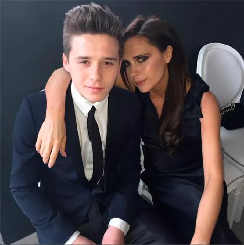 El hijo mayor de David y Victoria Beckham fue de los más emocionados por la boda del cantante y David Furnish, tanto que publicó varios momentos de la celebración.
