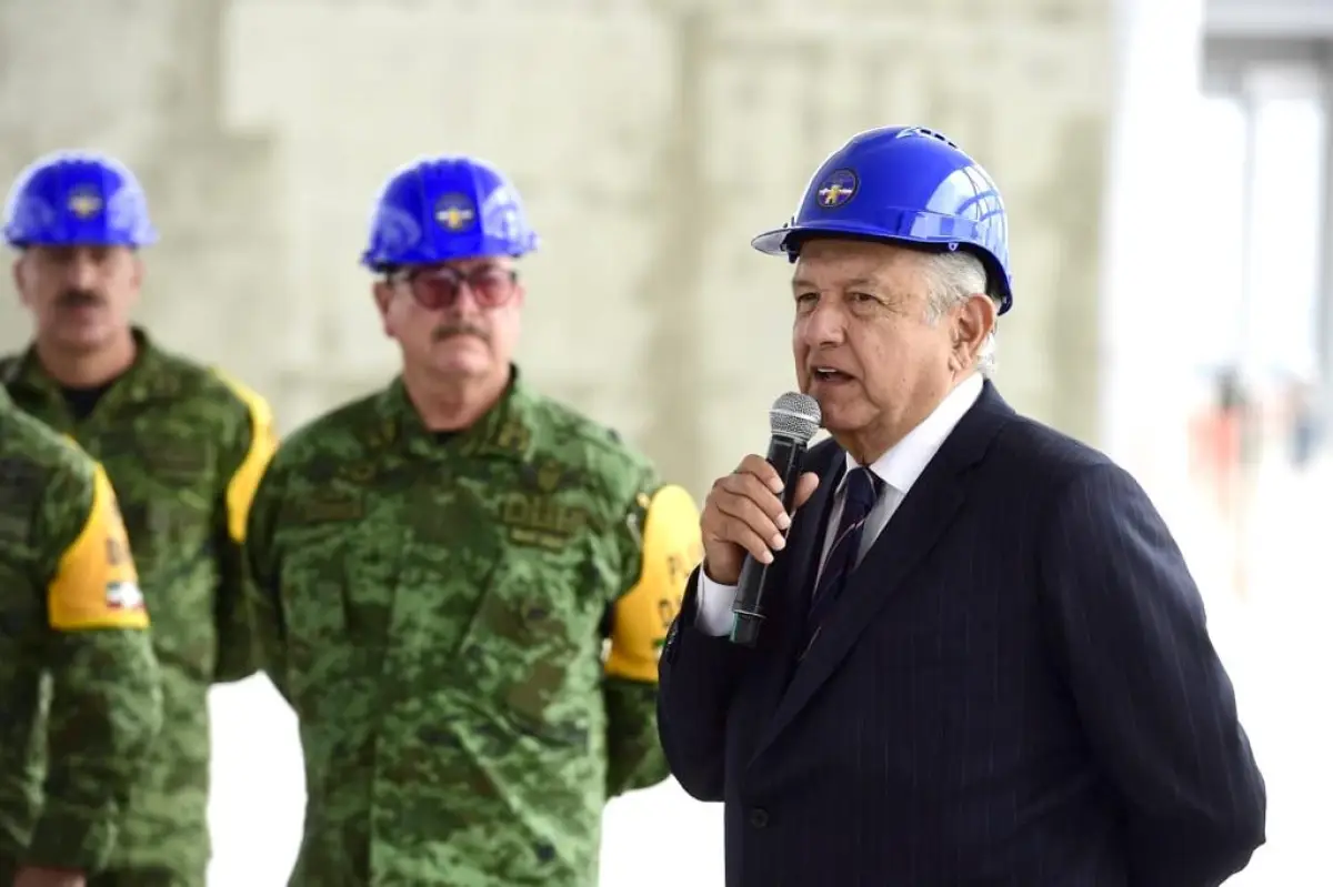 AMLO-SantaLucia.jpeg