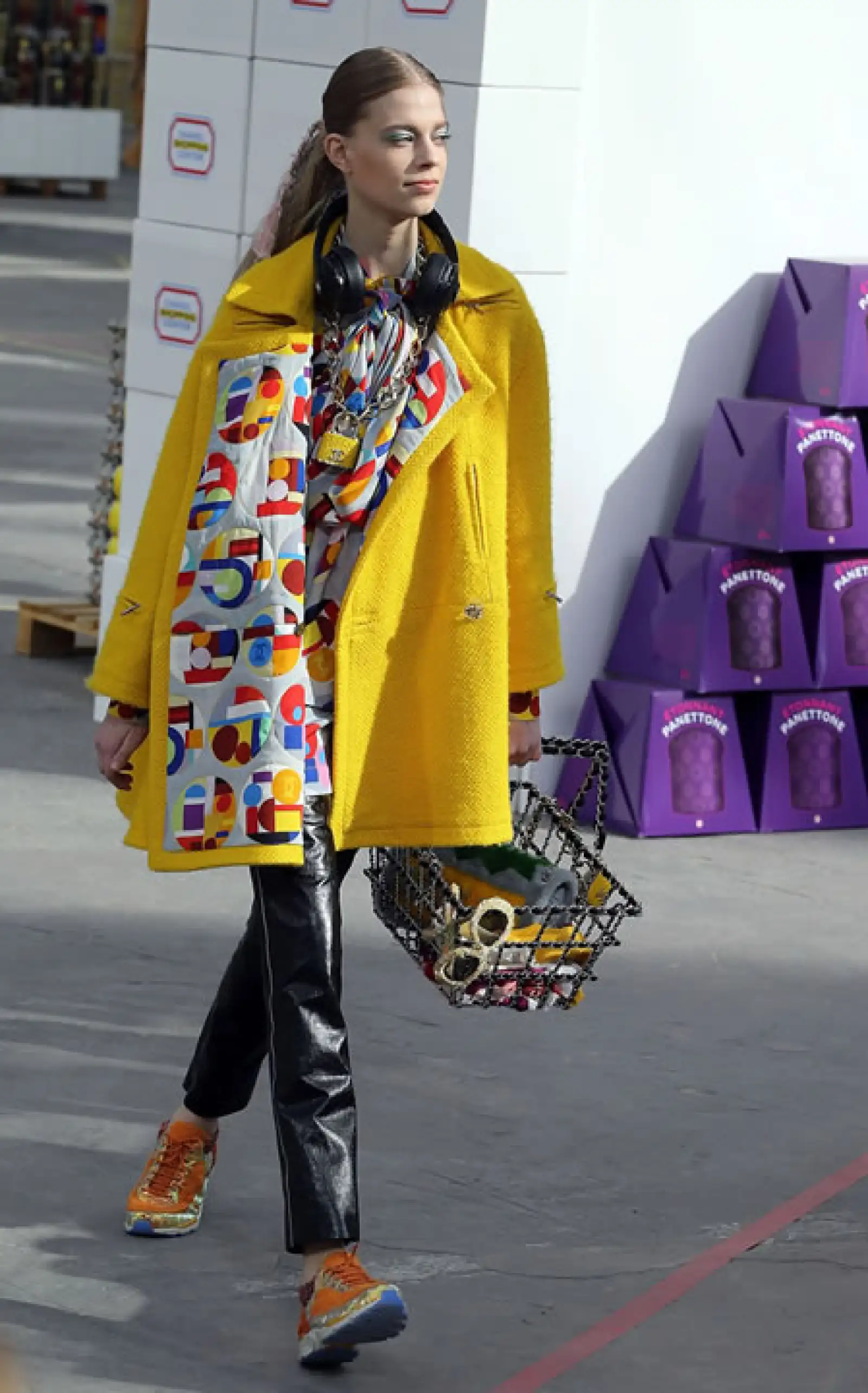 Chanel  Colores vibrantes en piezas elegantes combinadas con zapatos sporty fueron la sensación.