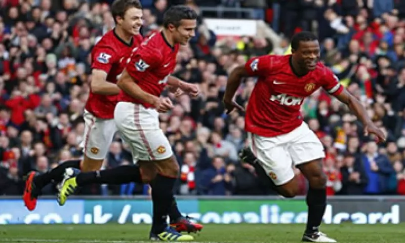 La familia Glazer, propietaria del Manchester United, pagó bonos por 100 mdd con lo que obtuvo de su cotización en la Bolsa. (Foto: Reuters)