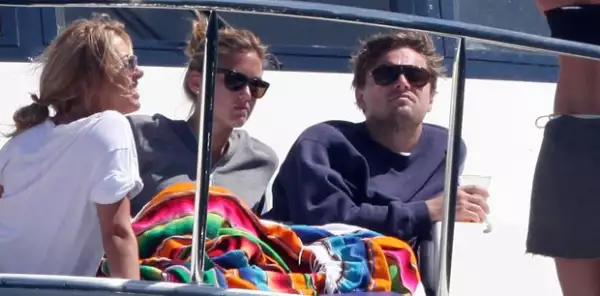 Bar Refaeli y Leonardo DiCaprio estuvieron en un yate.