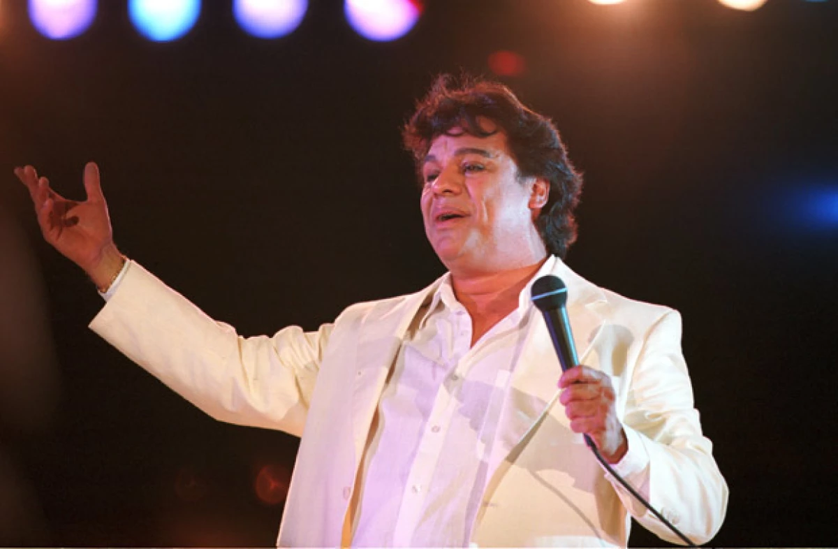 De acuerdo con el forense, el cuerpo del cantante fue encontrado sin vida en el baño de su casa y, aunque trataron de reanimarlo, no se pudo hacer nada por él.