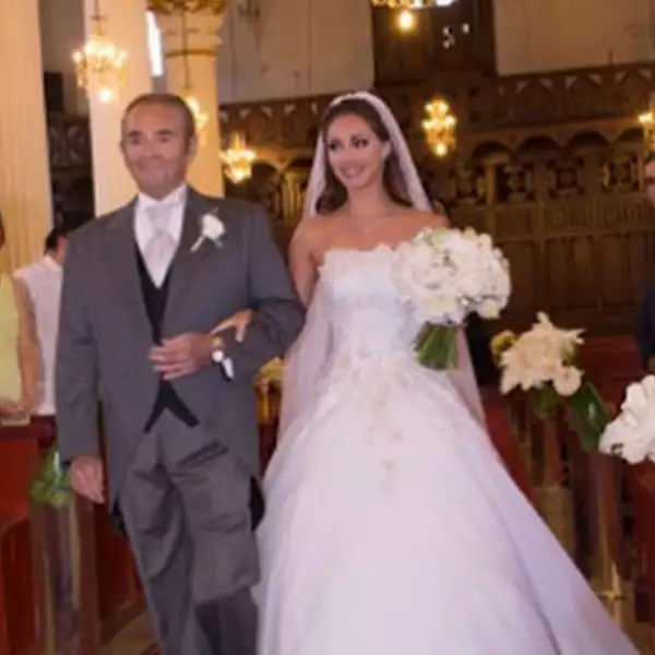 Anahí entró a la iglesa del brazo de su papá, Enrique Puente.