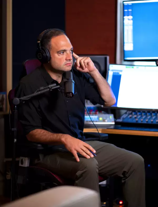 León Krauze en estudio.jpg