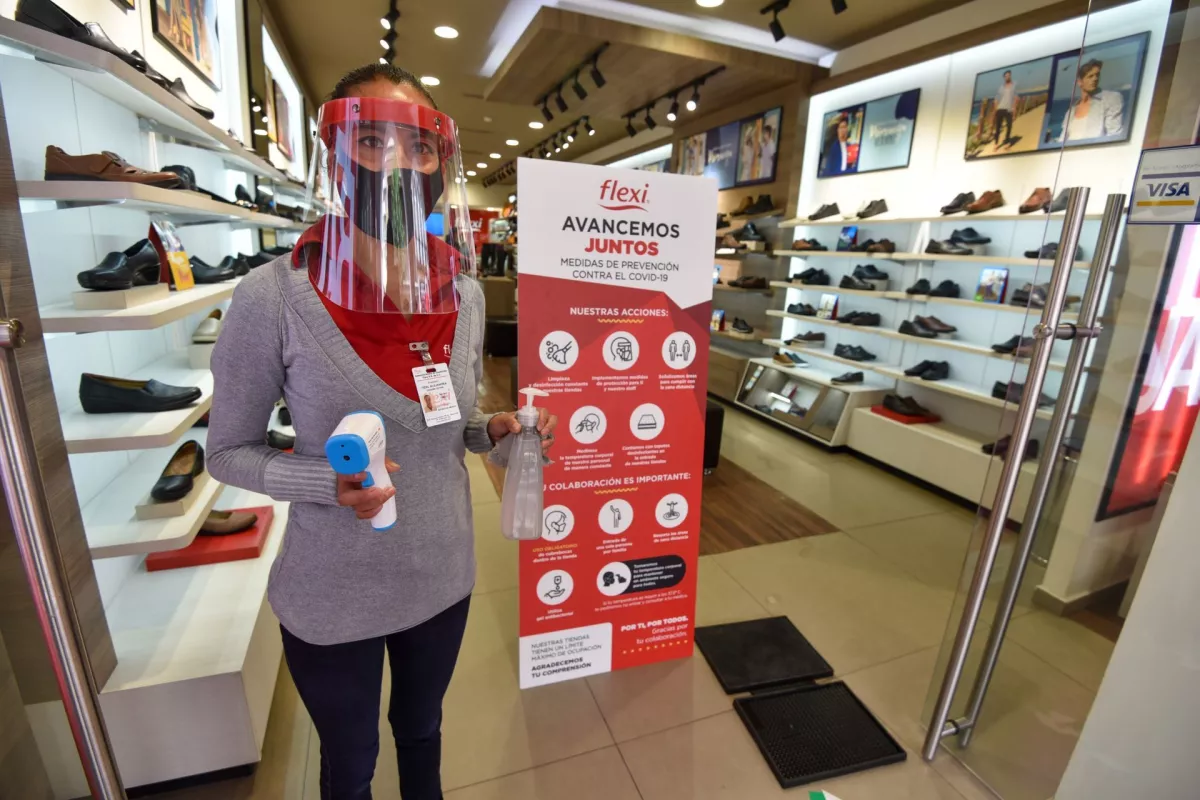 Reapertura de negocios de diversos giros en el Valle de Toluca, con diversas medidas higiénicas para acceder a los locales esto ante la contingencia por COVID-19.