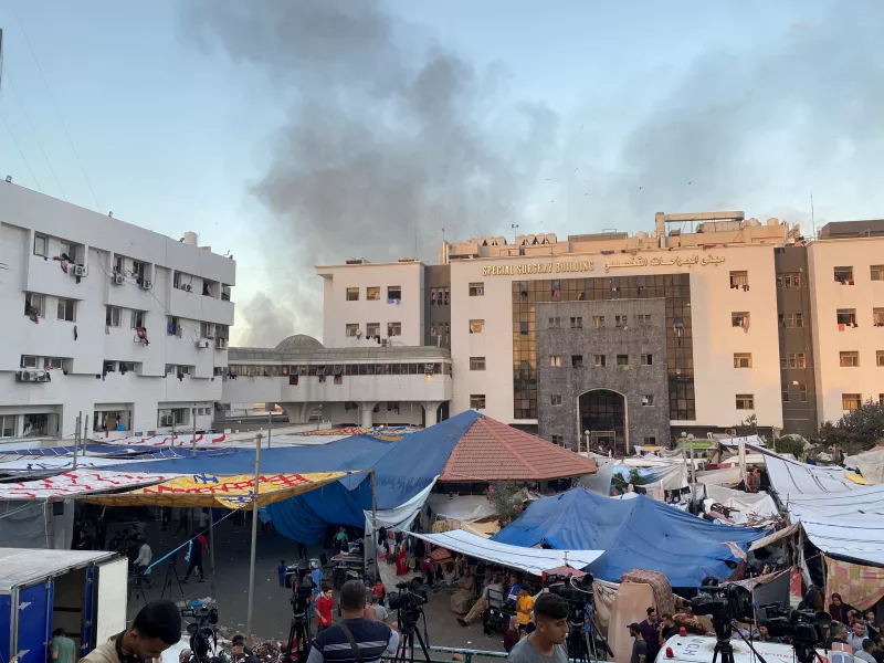 El humo aumenta a medida que los palestinos desplazados se refugian en el hospital Al Shifa, en medio del conflicto en curso entre Hamas e Israel, en la ciudad de Gaza, el 8 de noviembre de 2023.