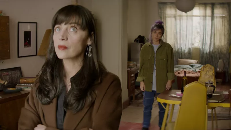 Foto de una escena de La Liberación, con Irene Salas interpretando a dos personajes, Carmen y Sara, hermanas gemelas.