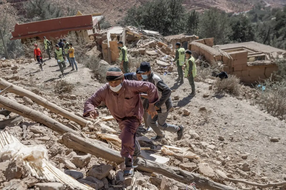 El personal de emergencia continúa las operaciones de rescate en la zona montañosa de Tizi N'Test, en la provincia de Taroudant, una de las más devastadas en el terremoto de Marruecos, el 11 de septiembre de 2023. Los rescatistas marroquíes apoyados por equipos extranjeros recién llegados el 11 de septiembre se enfrentaron a una carrera cada vez más intensificada contra el tiempo para sacar a cualquier superviviente de los escombros de los pueblos de montaña, al tercer día después del terremoto más fuerte de la historia del país.
