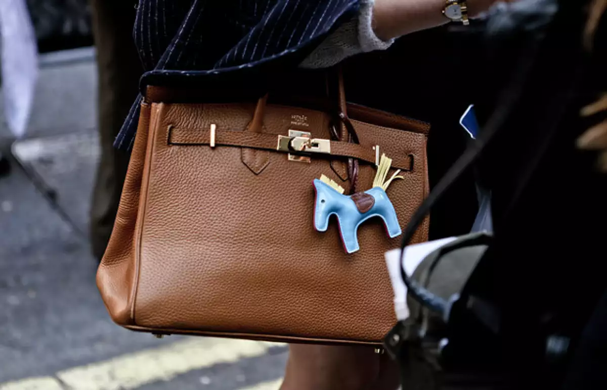 Un estudio encontró que el bolso de firma francesa resulta una mejor inversión a largo plazo que incluso la bolsa de valores o el oro. Ahora ya tienes un buen pretexto para comprarte una. Entérate.